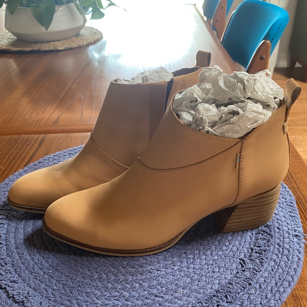 Light brown Tom’s Boot size 7